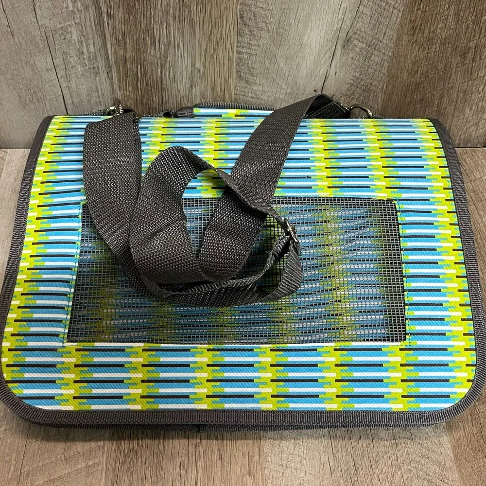 Pet carrier, Soft Sided Pet Travel Carrier, Small Size.